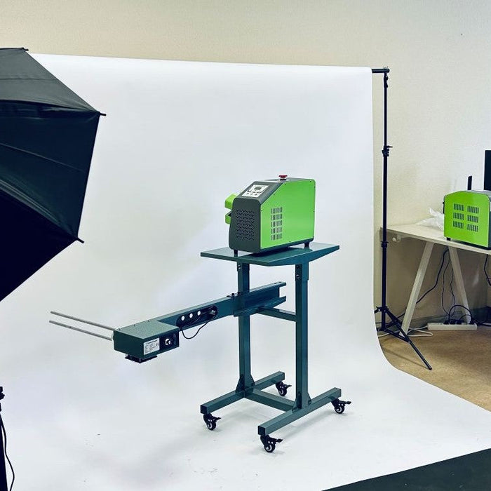 Pakful iepakošanas iekārtas produktu fotosesija ar profesionālu apgaismojumu uz balta fona.